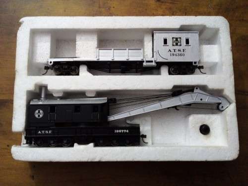 BACHMANN NO 16102 | 250-Ton Crane Derrick with Boom Tender - Silver Series(R) SANTA FE