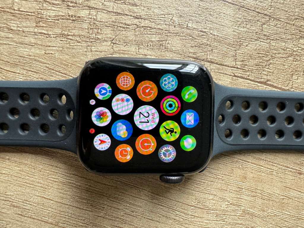 Apple Watch Series 6, 40 mm Nike edition with extra straps