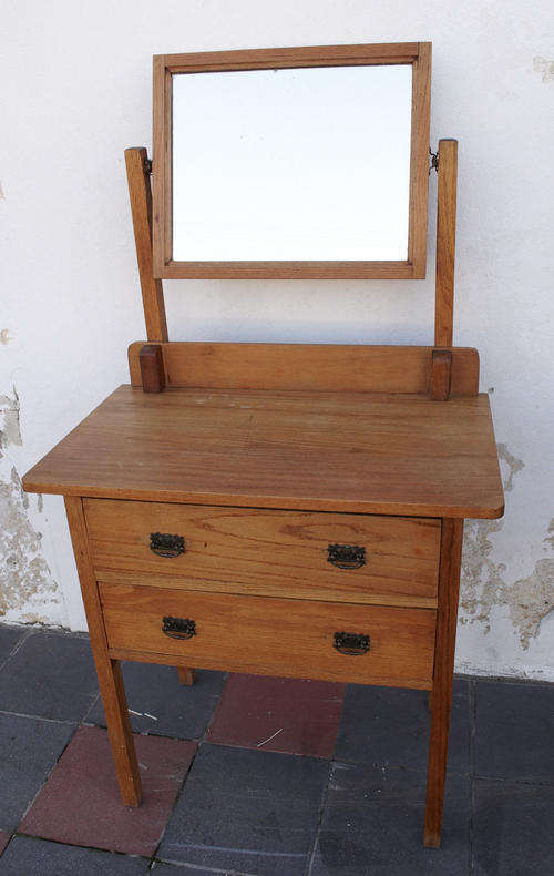 Old oak dressing table in very good condition