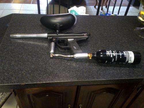 Spyder Paintball Gun with gas bottel plus Gas and Hopper