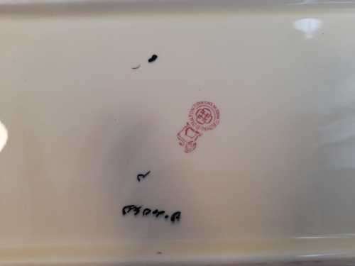 Large Royal Doulton serving plate with 6 smaller matching plates(1 with a small chip)