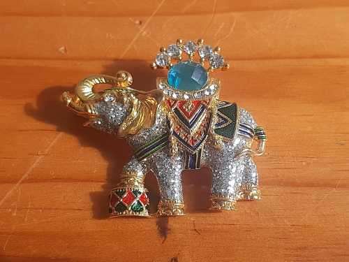 Delicate Elephant brooch in good condition