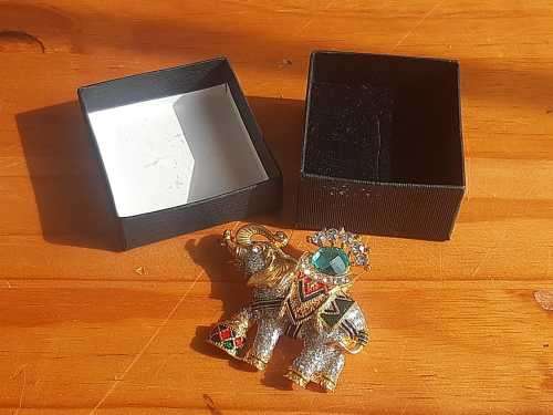 Delicate Elephant brooch in good condition