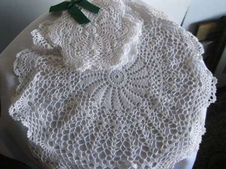 Beautiful Crochet Large Doily with 4x Smaller Doilies