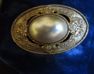 Stunning  Pearl & Diamante Brooch