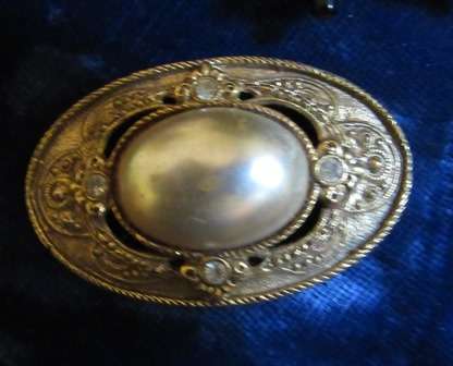 Stunning  Pearl & Diamante Brooch