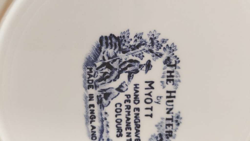 Myott Hand Engraved Dinner Service - The Hunter X 36 pieces