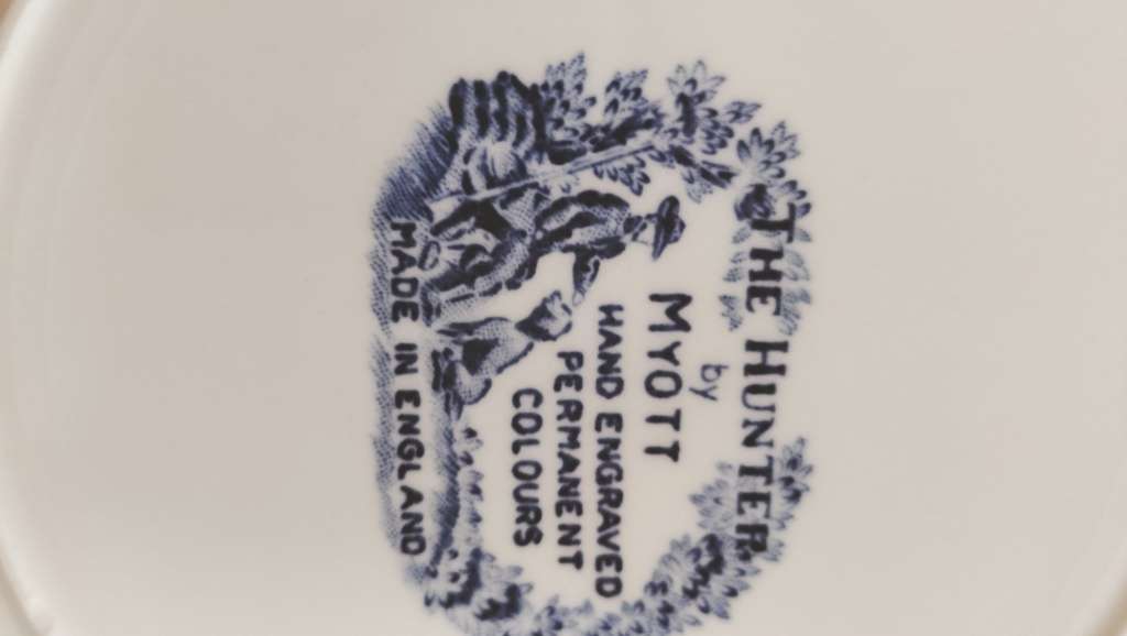 Myott Hand Engraved Dinner Service - The Hunter X 36 pieces