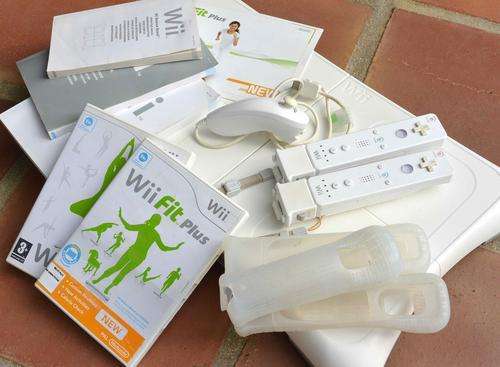 Wii NINTENDO CONSOLE, Wii BALANCE BOARD, REMOTES, NANCHUK, SENSOR, Wii FIT AND Wii FIT PLUS "GAMES"