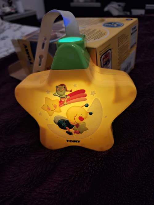 BABY SOOTHING LIGHT Trust Tomy Starlight Dreamshow, Yellow, 0 months + baby sleeping