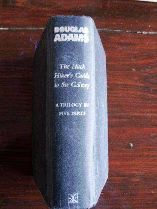 THE HITCH HIKER'S GUIDE TO THE GALAXY  :  DOUGLAS ADAMS
