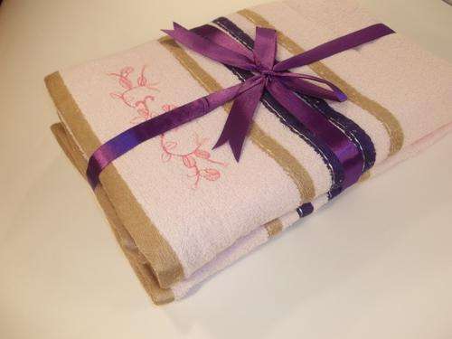 SMASHING AUCTION!!!!****** 3 PIECE EMBROIDERED PINK GUEST TOWEL GIFT SET