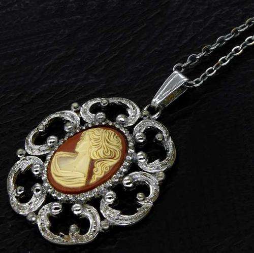 Pretty Vintage Cameo Necklace