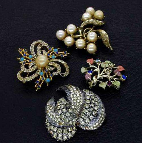 Lot of Vintage Brooches (damaged)