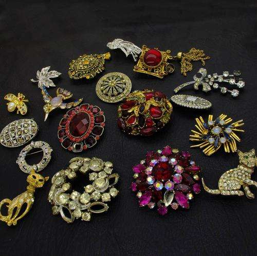 Big Lot of Damaged Vintage Brooches ... Some Lovely Pieces
