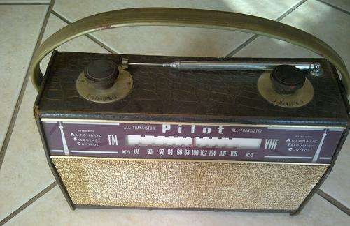 VINTAGE PILOT RADIO IN WORKING CONDITION SIZE 270X180X100MM