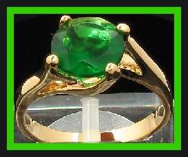 Round cut emerald in 18K yellow gold