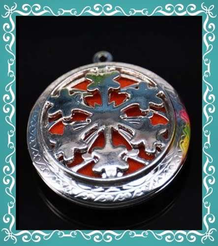 Aromatherapy diffuser pendant