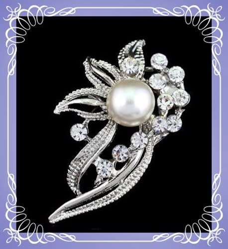 Lovely sim pearl flower design brooch