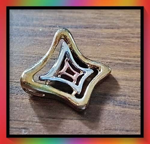 Pendant with 3 tone gold design