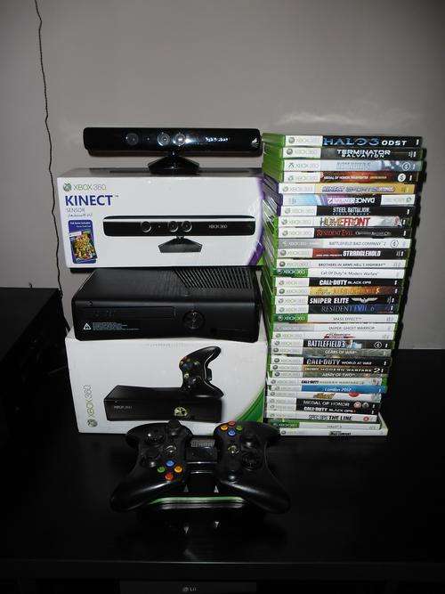 Xbox 360 254GB ** 2 Chargeable Remotes ** Kinect ** 33 Games **