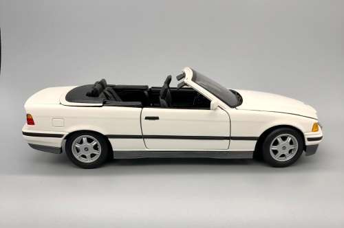 MAISTO 1993 BMW 325I CONVERTIBLE MODEL CAR - SCALE 1/18 DIECAST