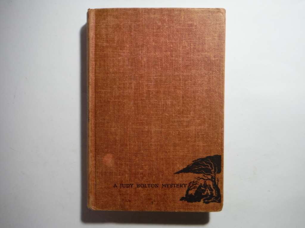 A Judy Bolton Mystery : The Voice in the Suitcase - Hardcover - Margaret Sutton - 1935