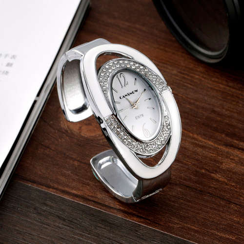 --***LADIES ** HOT FASHION **CANSNOW **SILVER BANGLE **QUARTZ WATCH**