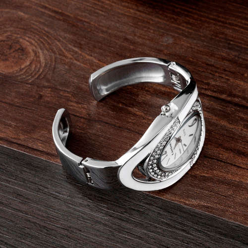 --***LADIES ** HOT FASHION **CANSNOW **SILVER BANGLE **QUARTZ WATCH**