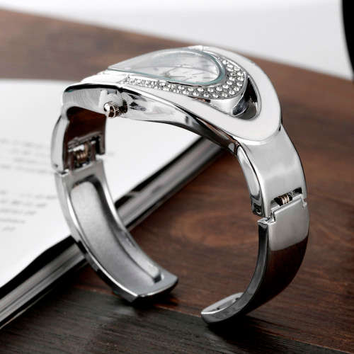 --***LADIES ** HOT FASHION **CANSNOW **SILVER BANGLE **QUARTZ WATCH**