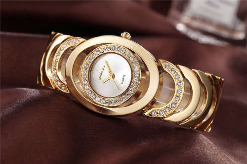 --***LADIES ** EXQUISITE FINISH ** CRRUJ** ELEGANT GOLD QUARTZ DRESS WATCH**