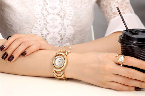 --***LADIES ** EXQUISITE FINISH ** CRRUJ** ELEGANT GOLD QUARTZ DRESS WATCH**