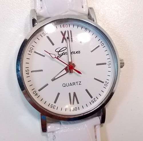 --***LADIES ** HOT FASHION ** RED POINTER GENEVA ~  QUARTZ WATCH** LEATHER  STRAP