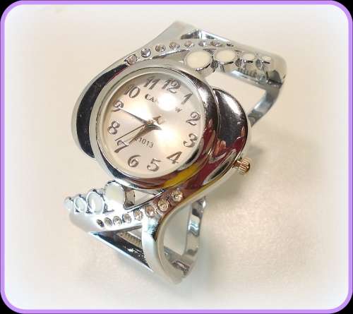 --***LADIES **  LOVELY CANSNOW **SILVER BANGLE **QUARTZ WATCH**