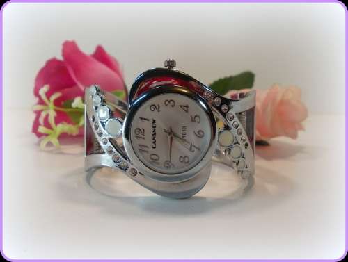 --***LADIES **  LOVELY CANSNOW **SILVER BANGLE **QUARTZ WATCH**