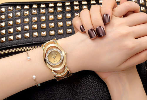 --***LADIES ** EXQUISITE FINISH ** CRRUJ** ELEGANT GOLD QUARTZ DRESS WATCH**