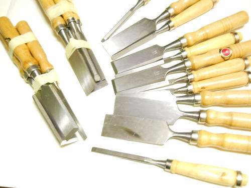AUCTION LOT-4 CARPENTERS CHISELS