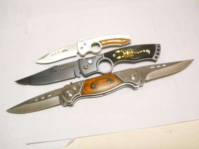 ----- LOT  3  FLIP KNIVES ----