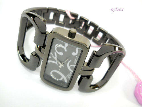 -STUNNING  BLACK  BRACELET WATCH-