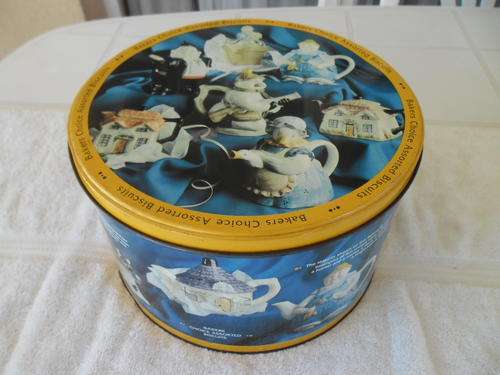 Very Large Vintage Bakers Biscuits Tin with Tee pots Decorated on the Tin add postnet postage R120