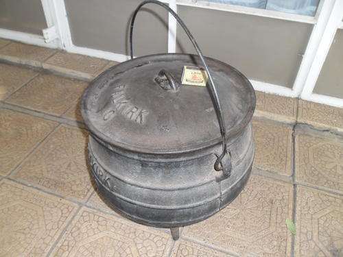 huge and heavy Falkirk 10 cast iron three legged pot rare