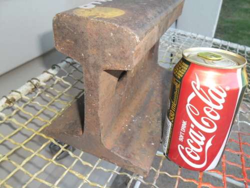 Rail made in to a anvil 210mm long x 146mm high weighs 9kg postage is R120