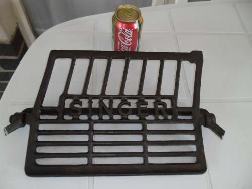 Stunning Singer cast iron pedal for décor postage is R70