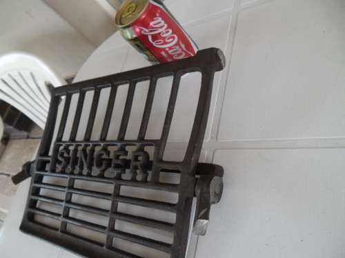 Stunning Singer cast iron pedal for décor postage is R70