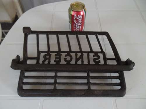 Stunning Singer cast iron pedal for décor postage is R70
