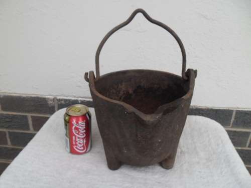 Antique large 3 footed cast iron no 8 smelting pot weighs 6,5kg add to order Postnet is R190