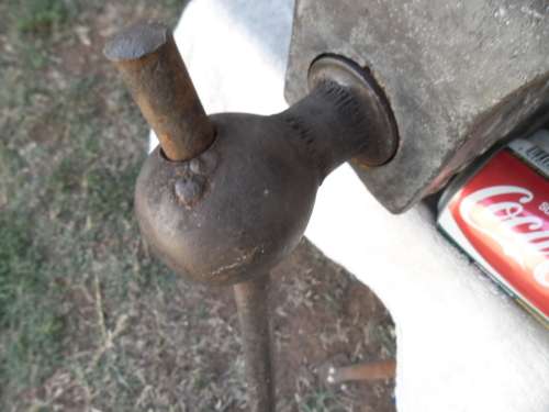 Antique very rare Hamptons large cast iron bench vice weighs 27kg collection only