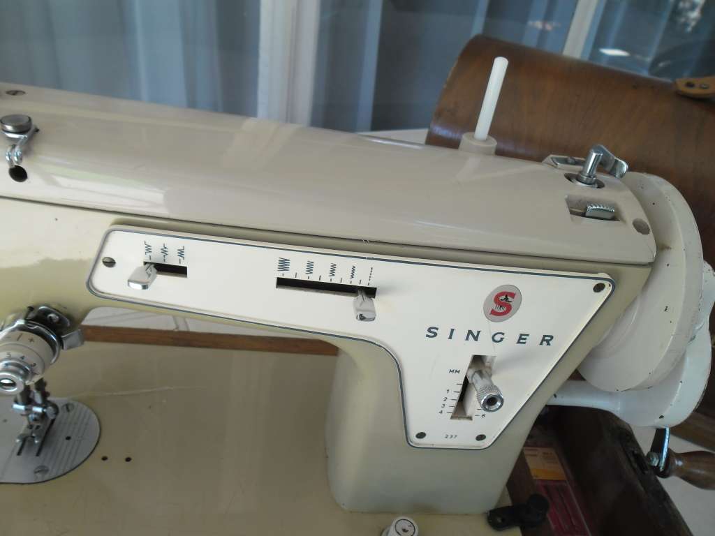 Singer 237 hand crank sewing machine with wood box collection only 17kg by buyer