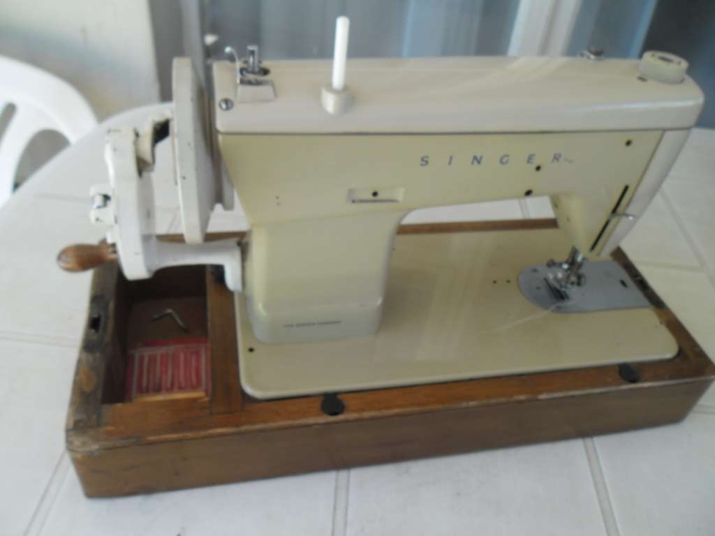 Singer 237 hand crank sewing machine with wood box collection only 17kg by buyer
