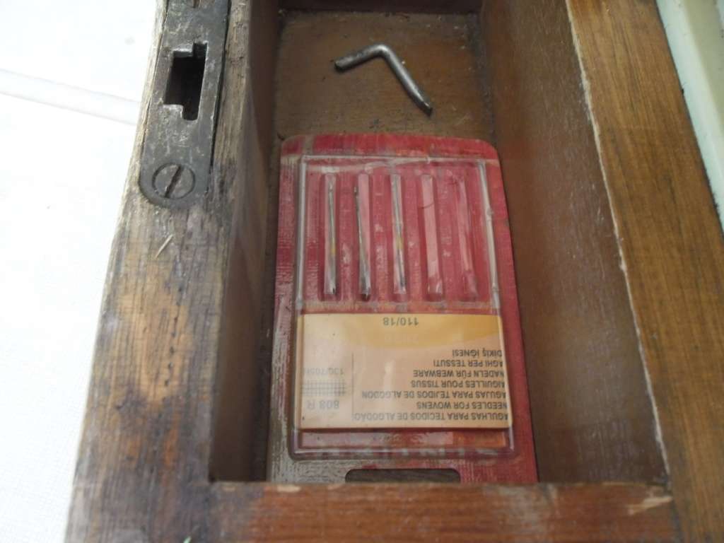 Singer 237 hand crank sewing machine with wood box collection only 17kg by buyer